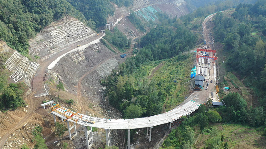 铁矿至黑宝山旅游道路建设项目。万源市融媒体中心供图