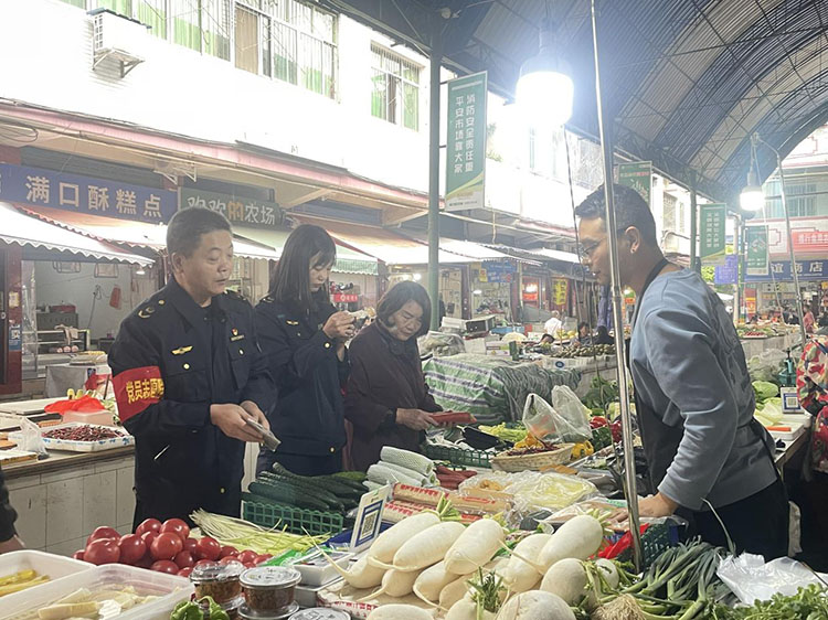 市场监管局工作人员向摊主了解进货渠道。刘敏摄