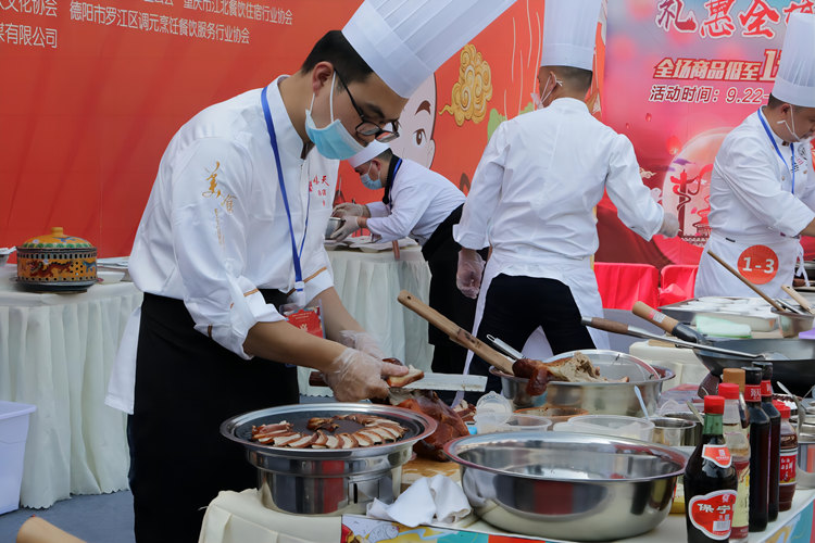現場制作美食。羅江區融媒體中心供圖