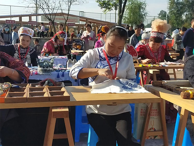 朝天區麻柳刺繡傳承人黃維林參加比賽。朝天區融媒體中心供圖