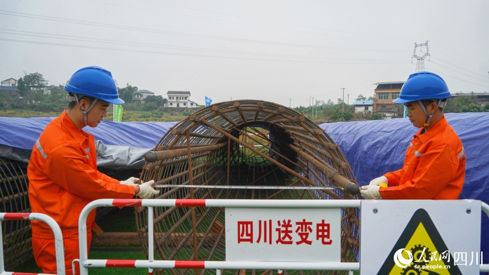 测量钢筋笼尺寸。谭谢阳摄