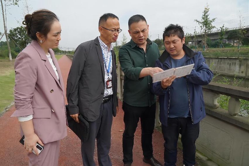 督查组深入三支渠入白河处实地了解水质现场检测结果。双流区委宣传部供图