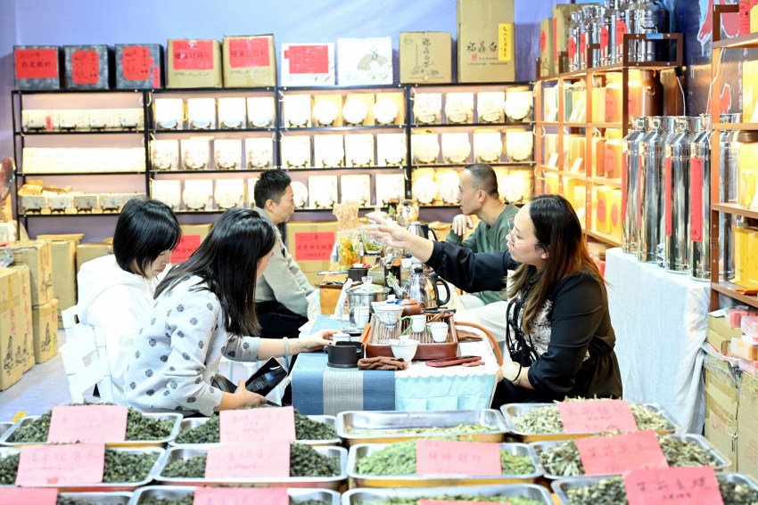 茶博会参展商正在展示自己的茶叶。四川省供货商商会供图