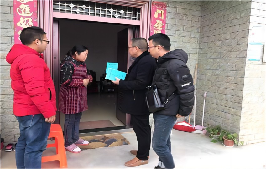 马林和驻村工作队一起到村民家中发放学习资料。内江市资中县烟草专卖局分公司供图