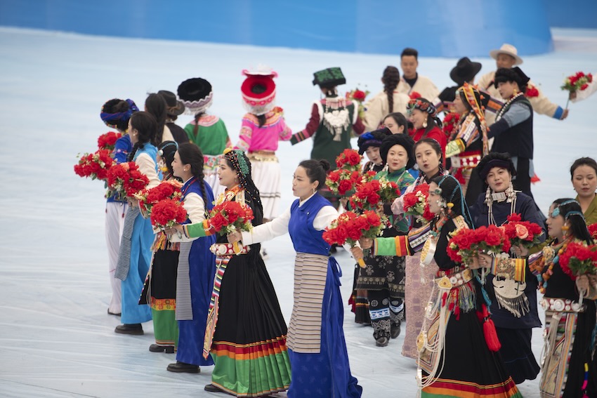 活动上大家身着节日盛装,载歌载舞。主办方供图