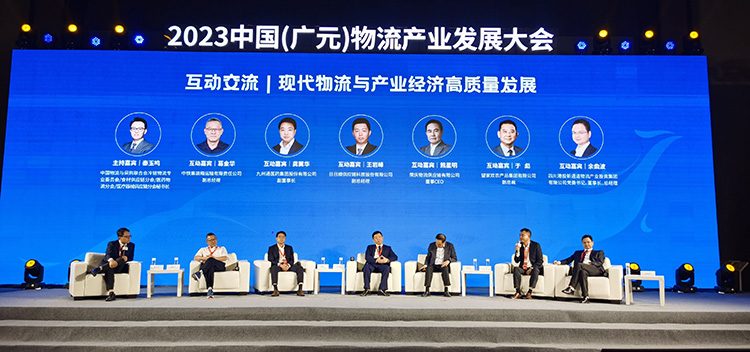 大会嘉宾交流现场。高志农摄