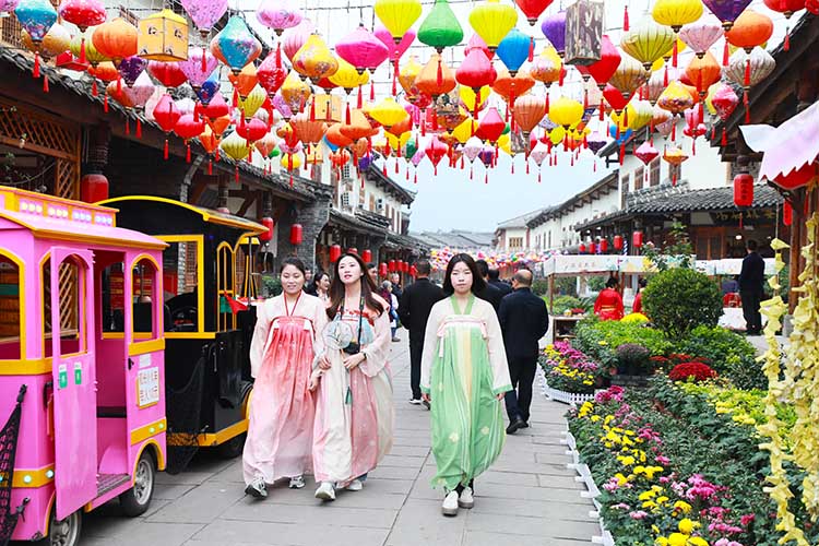 游客在昭化西市深度游。高志农摄