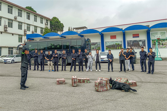 新民警在警犬基地观看警犬技术演示