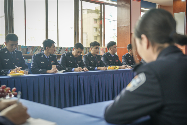 新招录民警在座谈会上