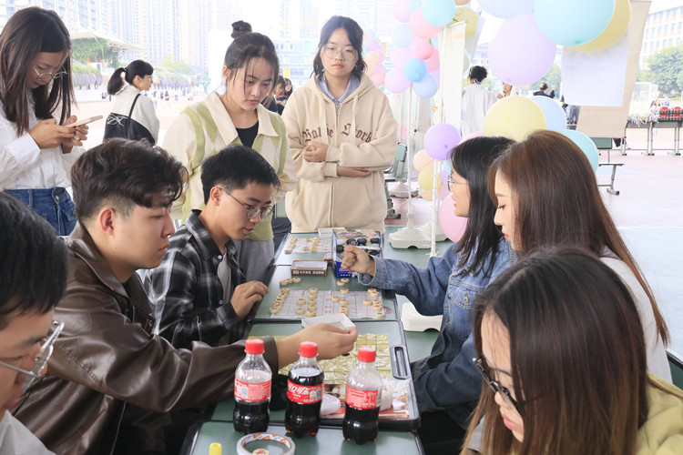 一起下棋。安州區融媒體中心供圖