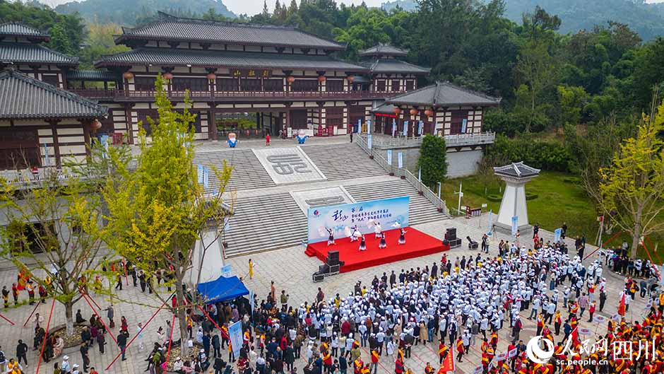 市民们观看非遗表演。翁光建摄