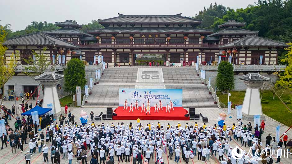 市民们观看引导术表演。翁光建摄
