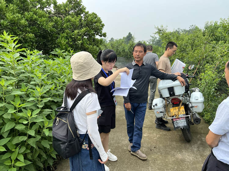 农业技术人员到田间地头了解农作物情况。德阳市农业农村局供图