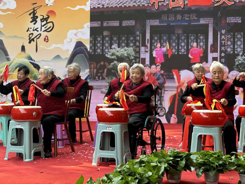 社区长者、家属、志愿者共同参与线下活动。郫都区民政局供图