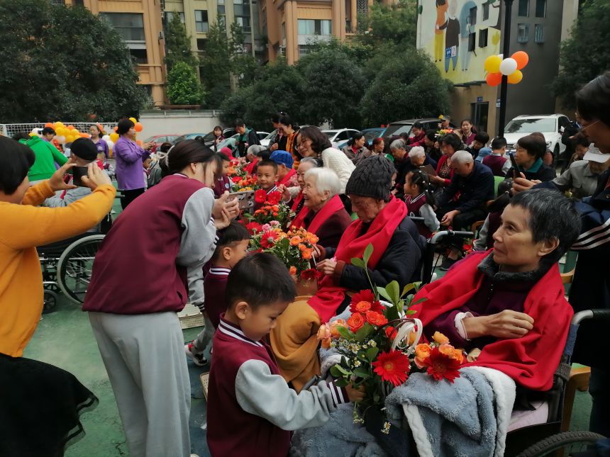 养老院开展“童心敬老，爱在重阳”活动。郫都区民政局供图