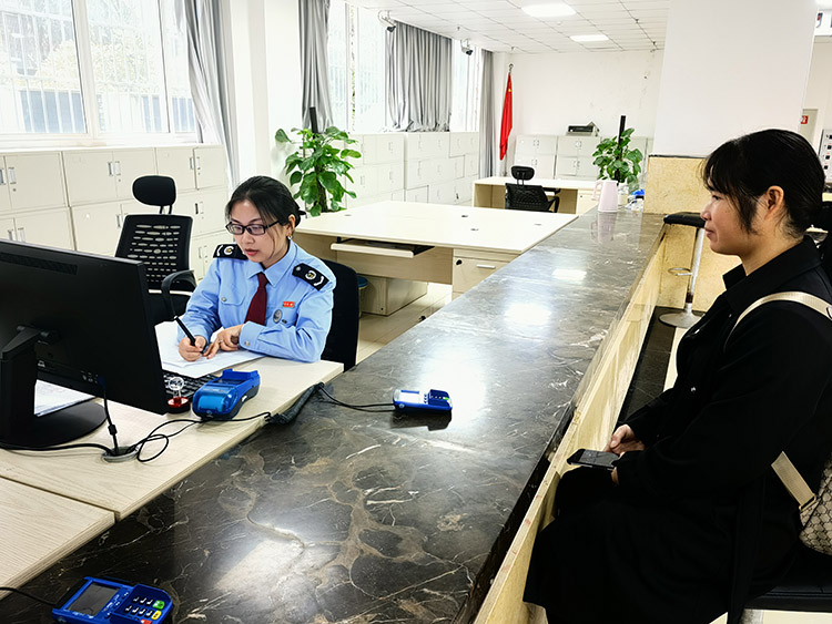 纳税人缴费人在税务大厅办理业务。达州市税务局供图