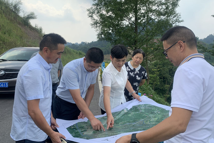 名山區人大常委會對萬畝糧經現代農業園區建設項目一期進行調研。雅安市名山區人大供圖