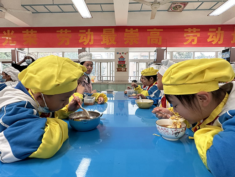 同學們吃著自己做的營養餐。青羊區教育局供圖