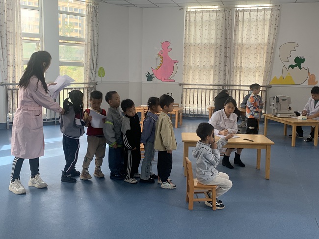 疾控中心医务人员为小朋友们检查。徐振宇供图