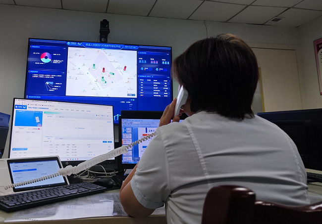 医护人员接听求救电话。余欣供图