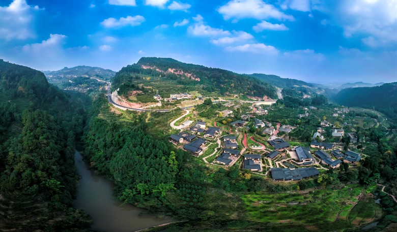 航拍幸福古村。郑显阳摄