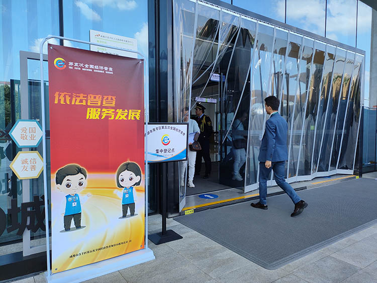 政务服务中心门口放置的指示牌 青羊区融媒体中心供图