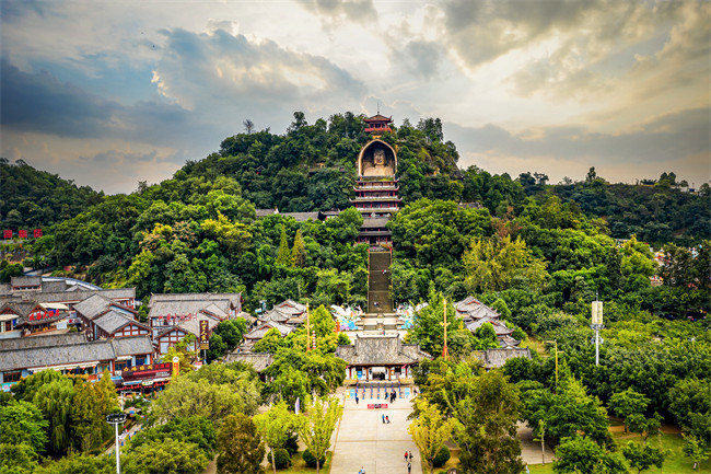 榮縣大佛景區，活動將在此啟程。彭曉華供圖