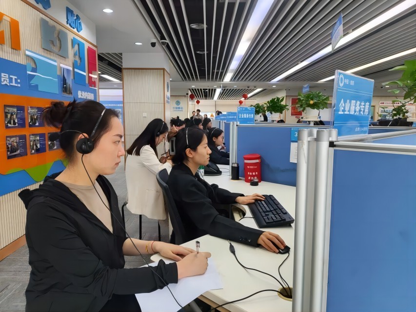 12345热线解答企业诉求和问题。温江区政务服务中心供图