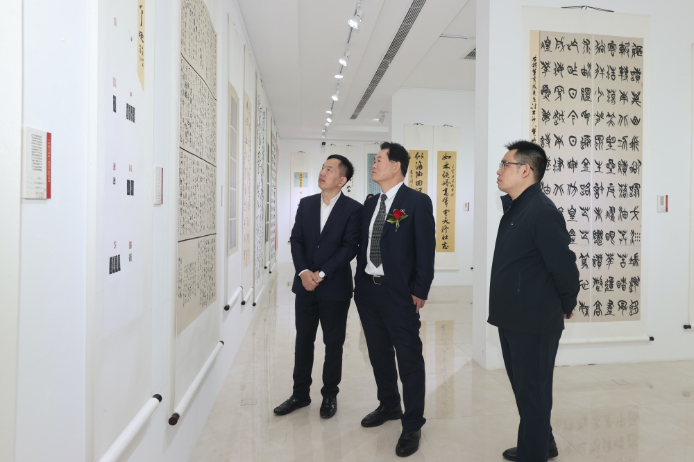 李平逊看展。中国石油四川销售公司供图