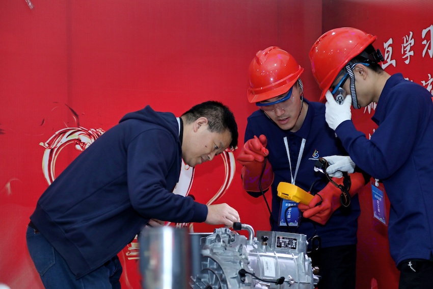 新能源汽车动力总成拆装与检测项目比赛现场。四川省交通运输厅供图