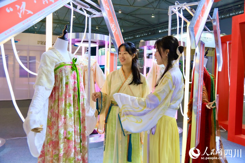 创意周“汉·潮”国风雅韵展。人民网记者 朱虹摄
