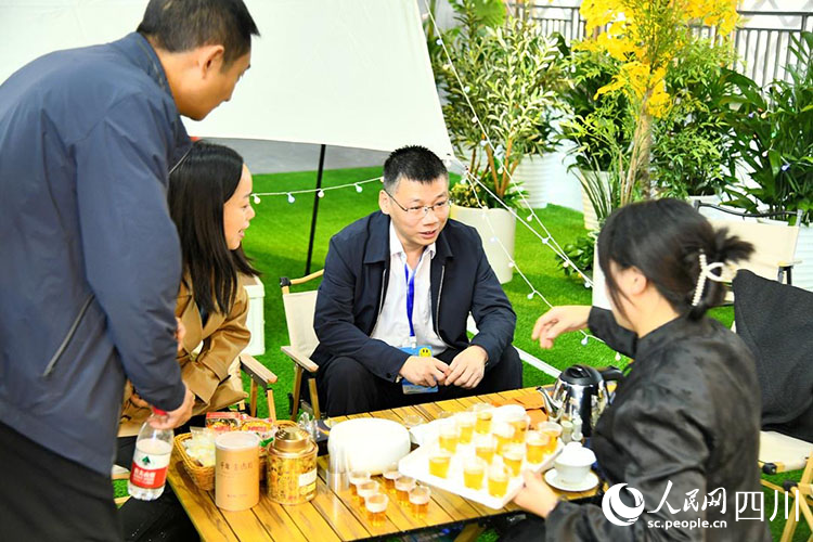 客商品南川茶。人民网记者 王波摄