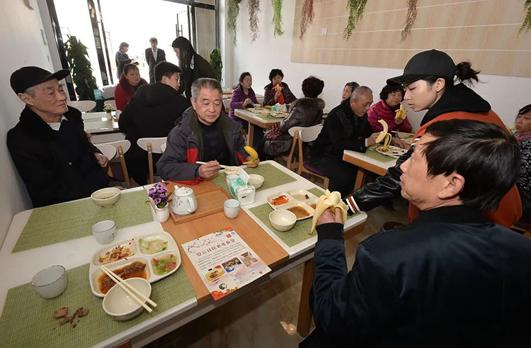 老人在老年食堂就餐。天府新區融媒體中心供圖