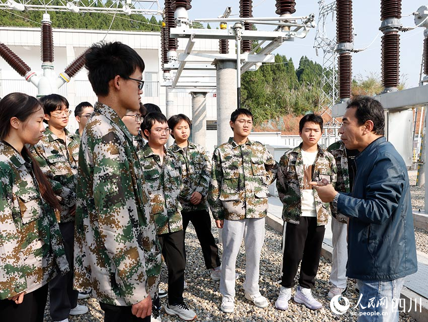 教师为同学讲解。勾璇摄