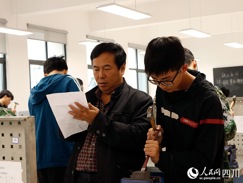 老师对学生学习成果进行评价。勾璇摄