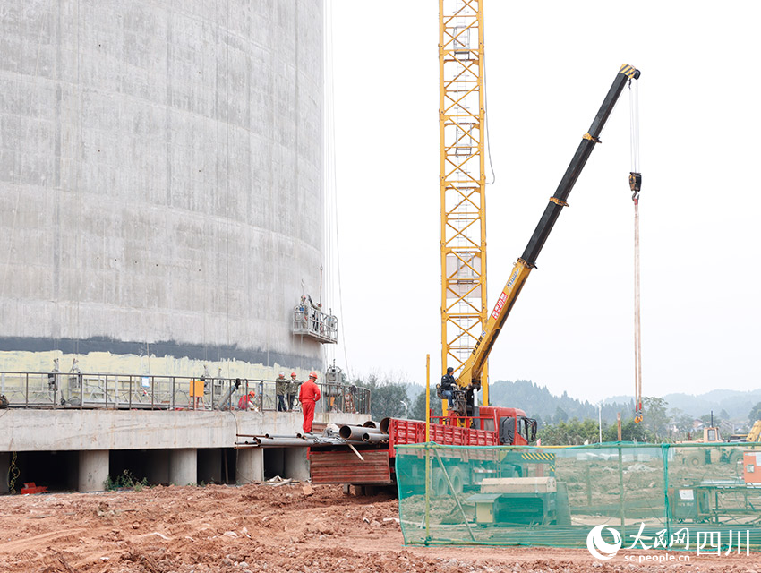 遂宁储气调峰基地正在建设的项目二期6万方LNG储气罐。勾璇摄