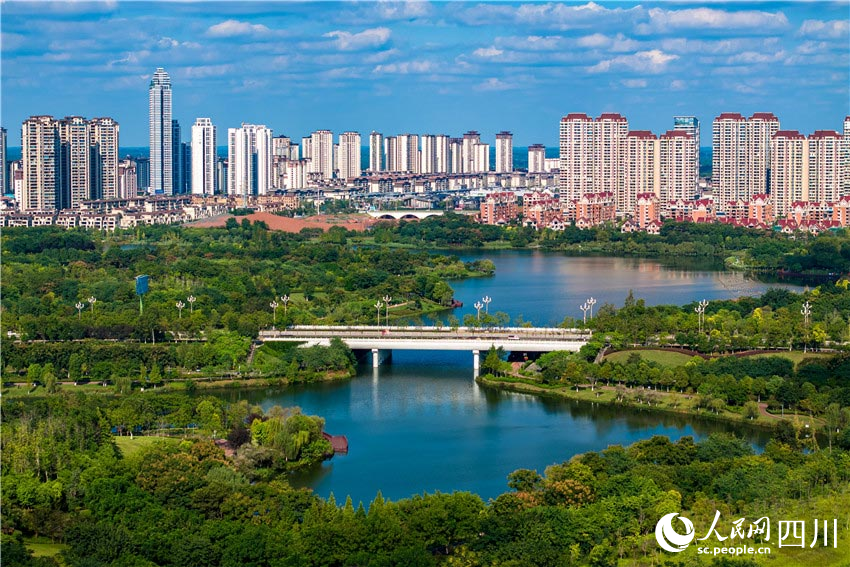 城市湿地公园。潘建勇摄