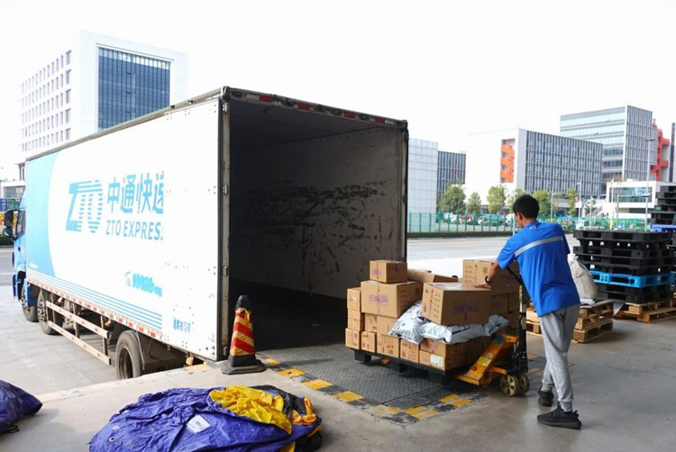 出库的包裹交接至物流公司。天府新区融媒体中心供图