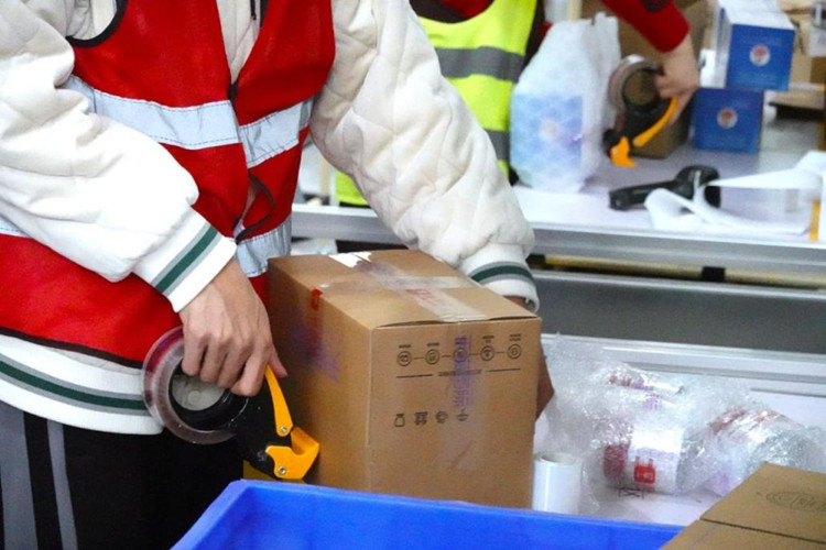 工作人員正在對貨品進行打包、出庫。天府新區融媒體中心供圖