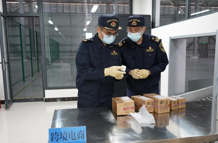 天府新区海关关员查验跨境电商货物。天府新区融媒体中心供图