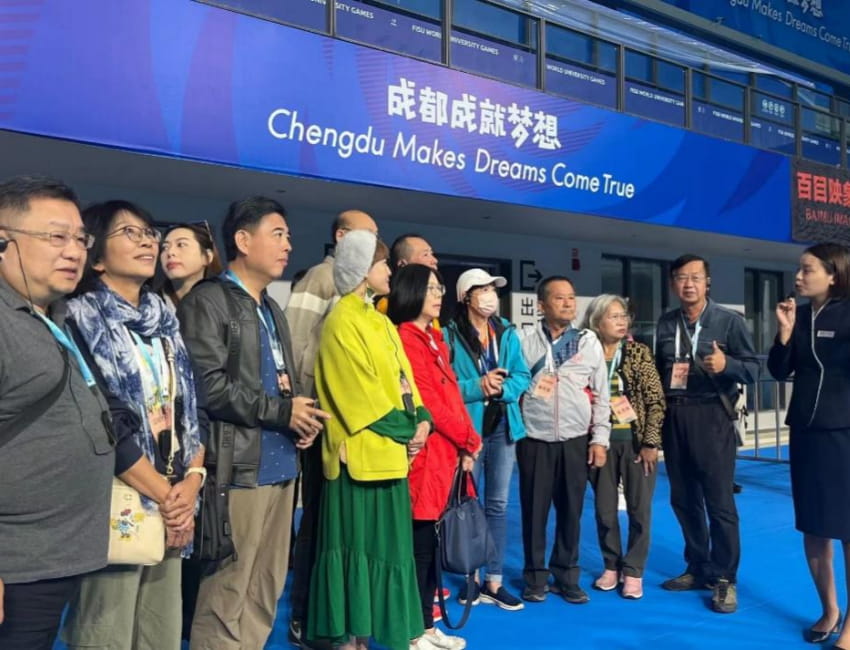 参访团参观东安湖体育公园。成都市台办供图