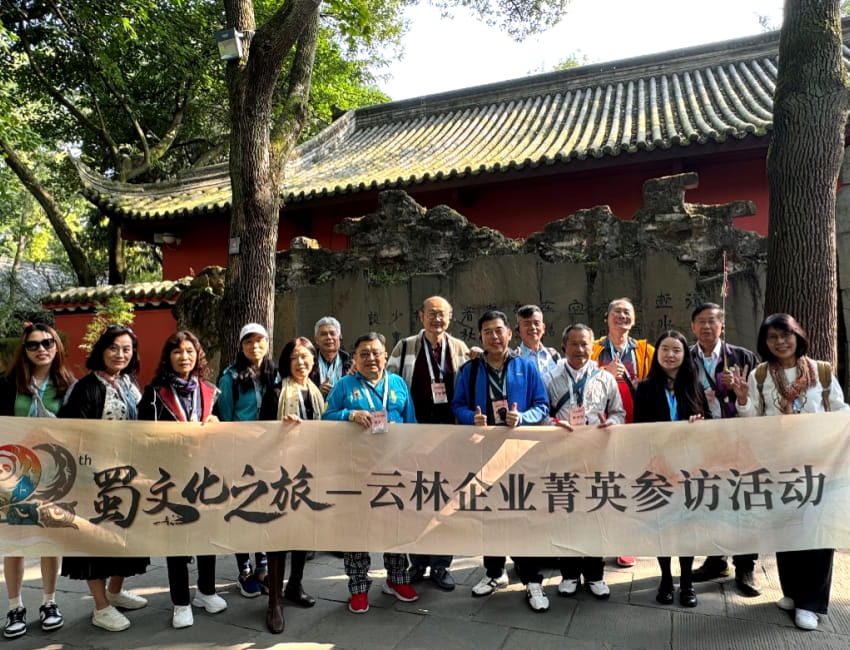 参访团参观武侯祠。成都市台办供图