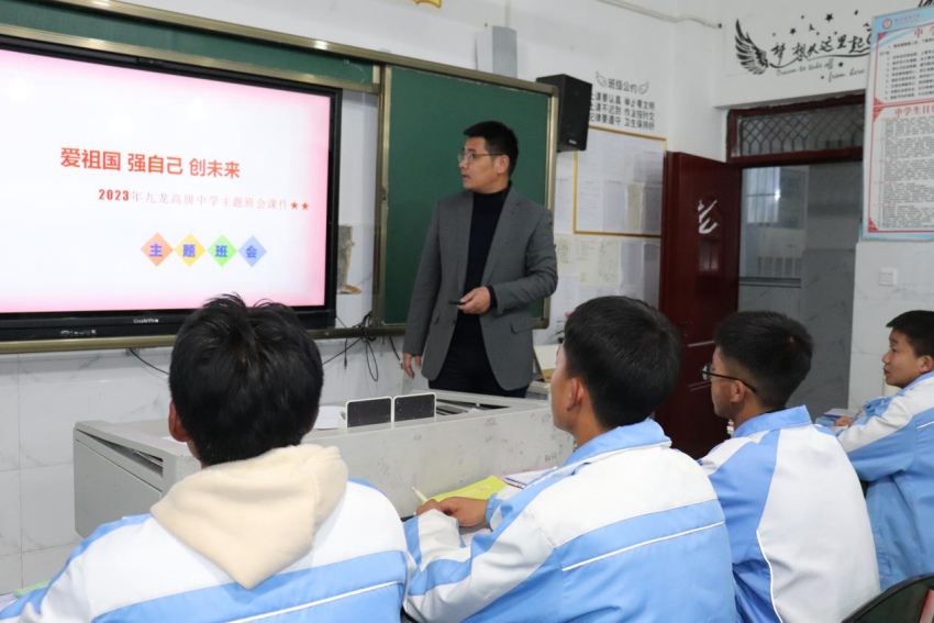 正在上課的馮建豐。受訪者供圖