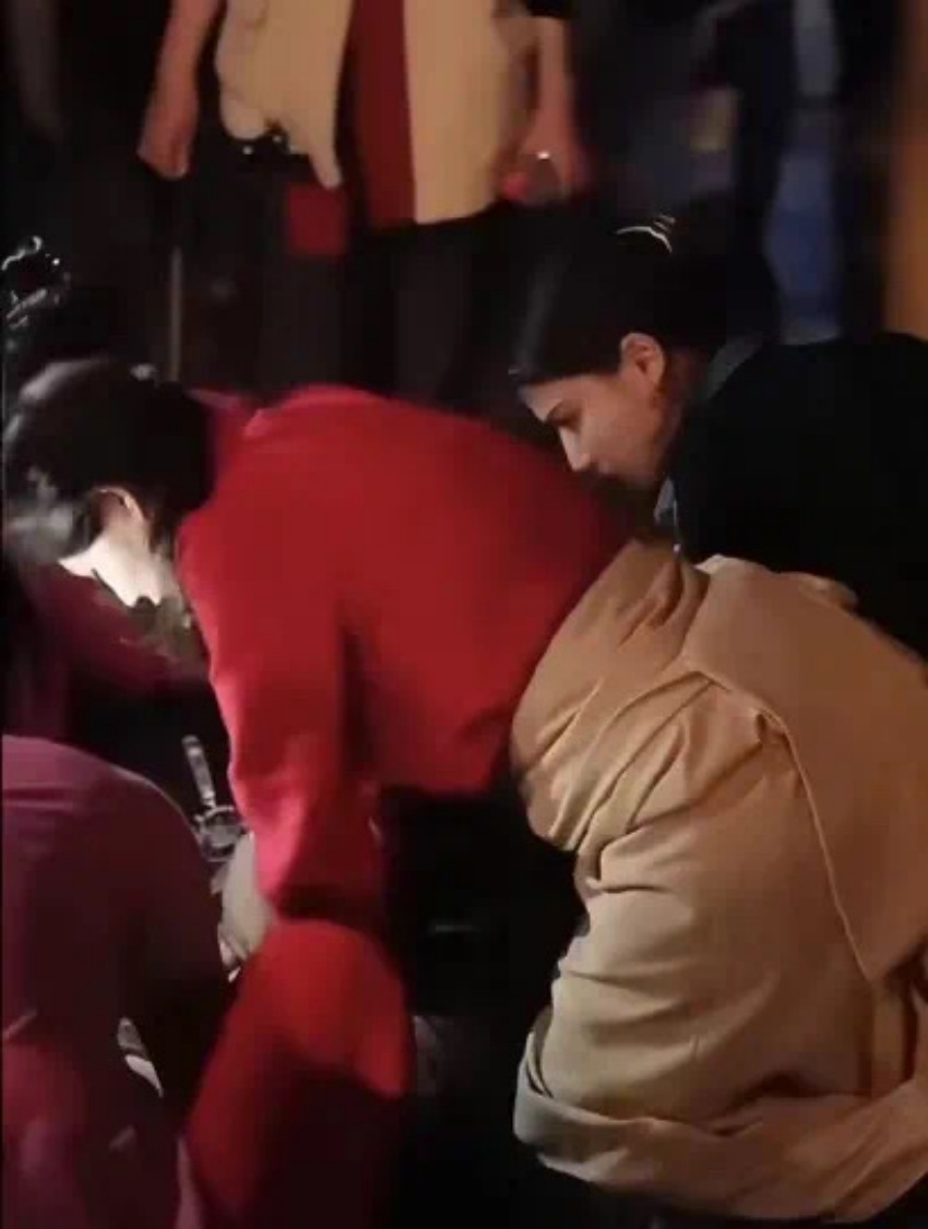 向秋曲珍和向秋翁姆为患者做心肺复苏。巴塘县融媒体中心供图