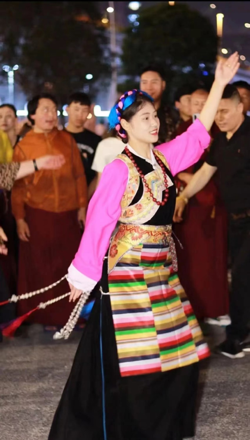 身着巴塘传统服饰的向秋曲珍。巴塘县融媒体中心供图