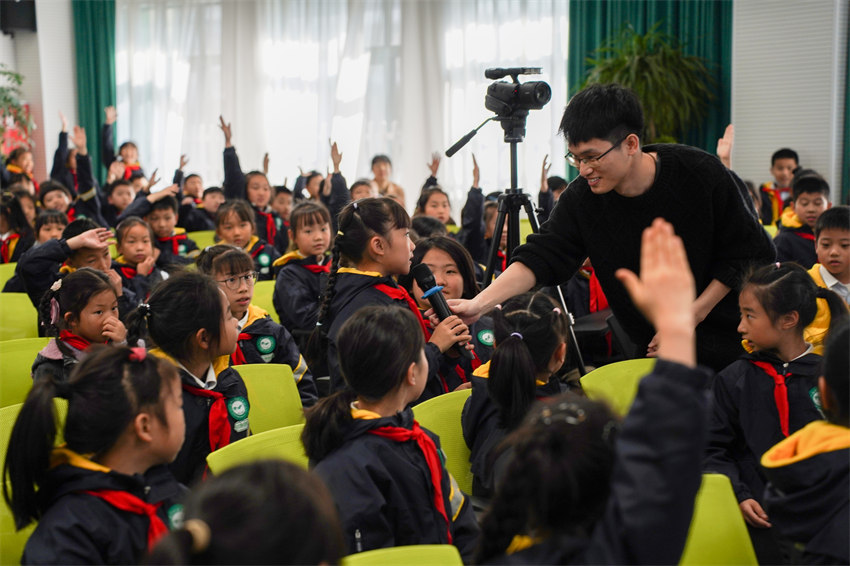 學生們積極參與歷史名人詩詞對對碰活動。陳天昊攝
