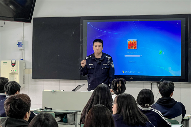 成都交警十分局民警入校开展宣传。成都交警十分局供图