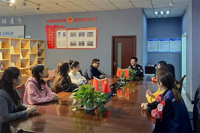 成都交警十分局民警在社区开展宣传。成都交警十分局供图