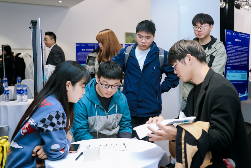 高层次人才与到场企业一对一交流。双流区委宣传部供图