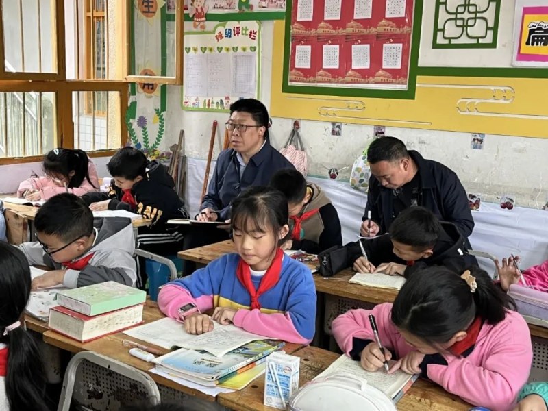 常态化深入课堂听评课 古蔺县教育和体育局供图